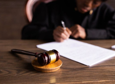 коллекторы подали в суд на должника по кредиту, что делать в 2026 - фото - 1